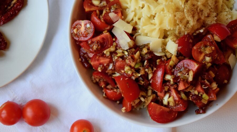 Tomaten Pasta Salat mit Pesto