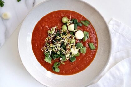 tomatensuppe mit sprossen