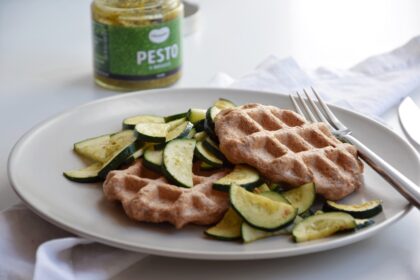 Herzhafte Waffeln mit Pesto und Zucchini