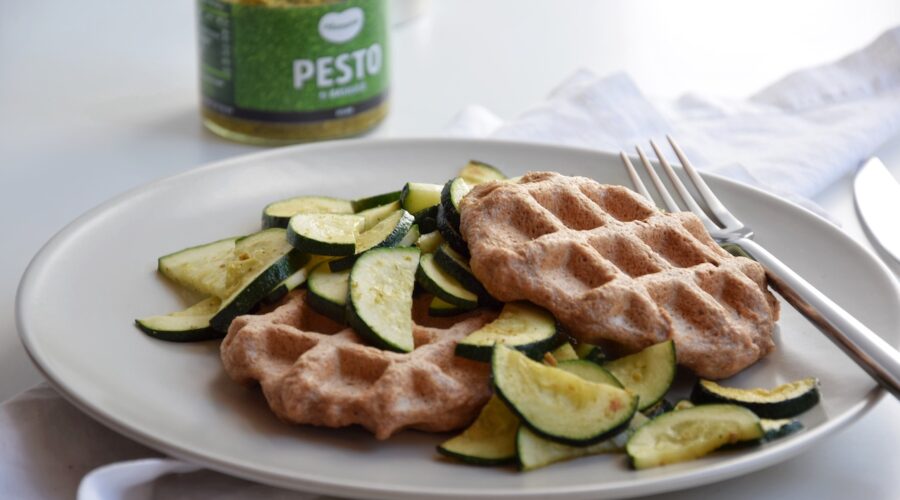 Herzhafte Waffeln mit Pesto und Zucchini