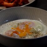 pochierte Eier auf Joghurt