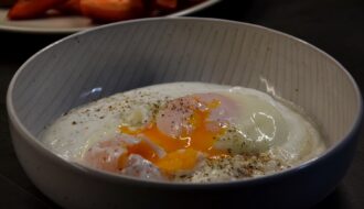 pochierte Eier auf Joghurt
